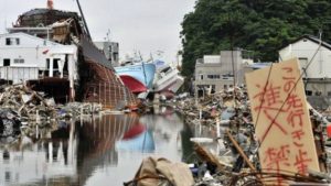 2011 Japonya depremi sırasında bazı insanlar hayatları tehlikede olduğu halde süpermarkette şişeleri tutmaya çalışıyordu.